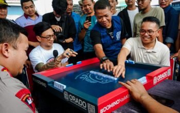 Wakil Wali Kota Medan Zakiyuddin Harahap bersama Ade Jona Prasetyo dan peserta Lomba Domino Medali Ade Jona Prasetyo di Medan Deli