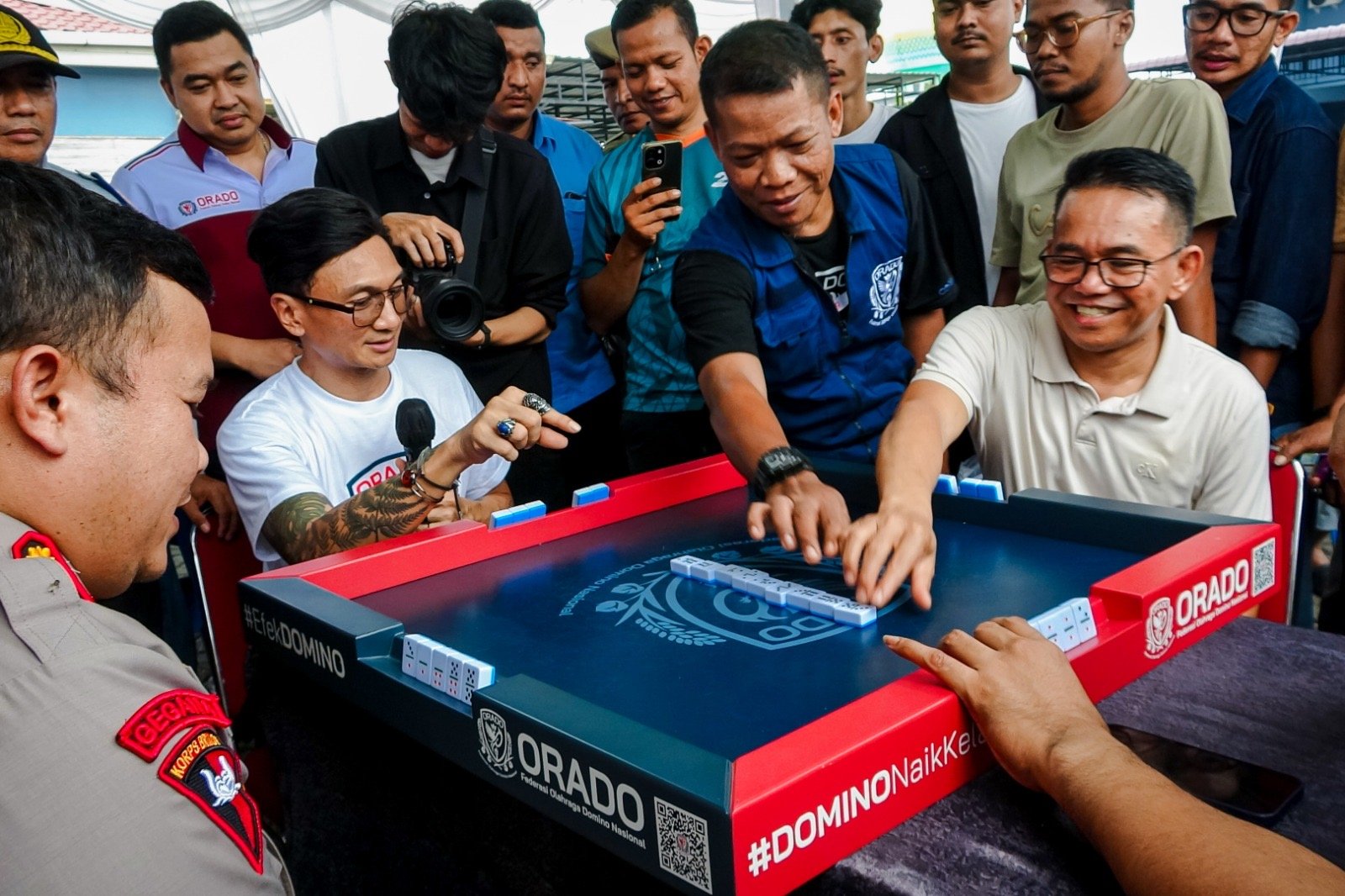 Wakil Wali Kota Medan Zakiyuddin Harahap bersama Ade Jona Prasetyo dan peserta Lomba Domino Medali Ade Jona Prasetyo di Medan Deli