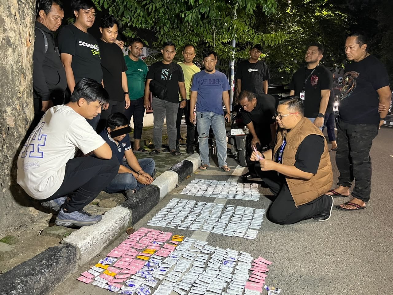 Satuan Resnarkoba Polrestabes Medan berhasil menggagalkan upaya peredaran 622 rokok elektrik yang mengandung narkotika atau dikenal sebagai Pod Getar di Jalan Iskandar Muda Medan, Minggu (16/8/2026) malam. Barang bukti disamarkan dalam kemasan permen beraksara Tiongkok dan tas belanja makanan ternama.