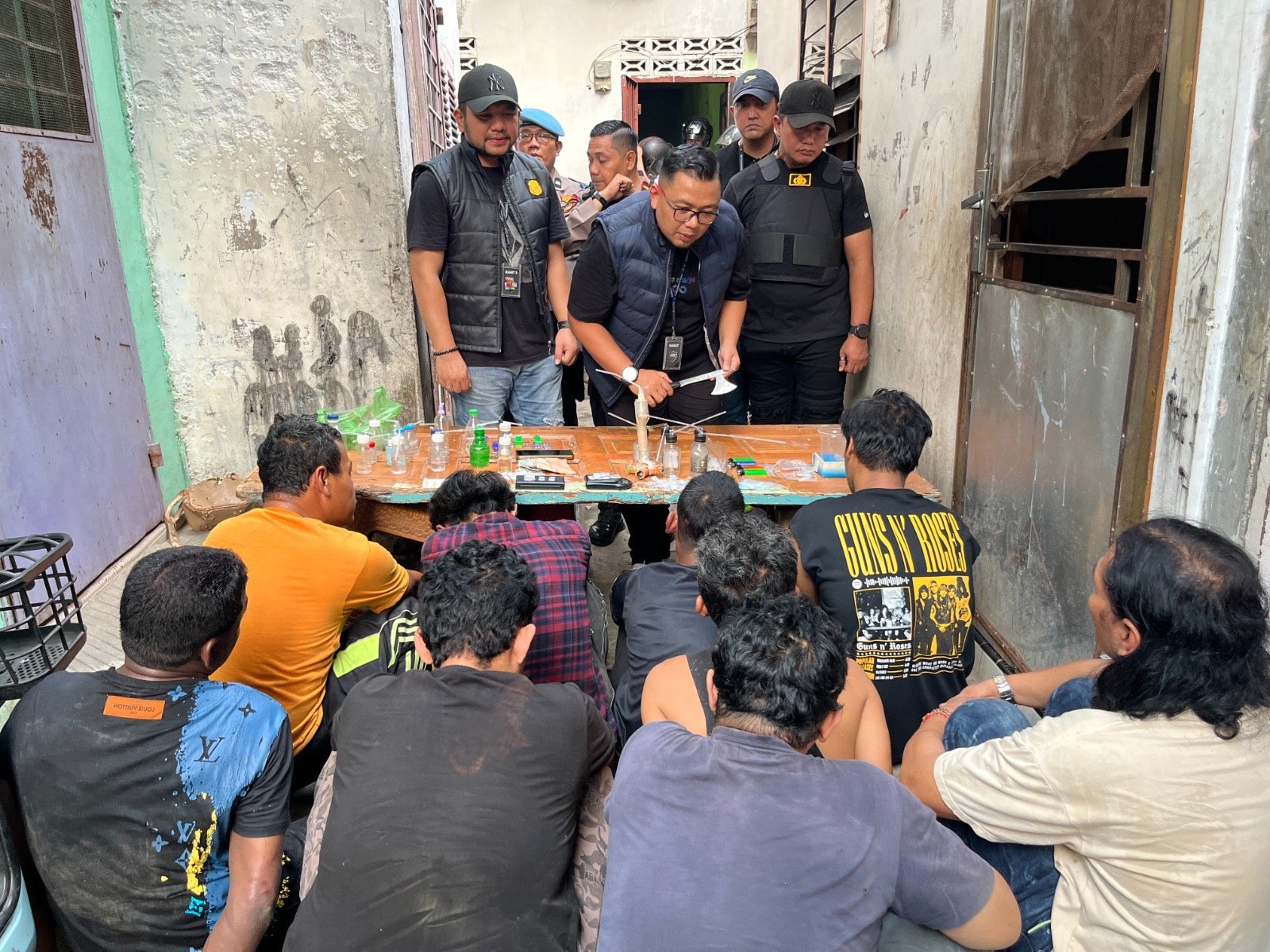 Petugas Satresnarkoba Polrestabes Medan saat penggerebekan sarang narkoba di Jalan Mangkubumi