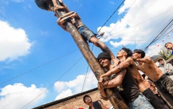 Wali Kota Medan Rico Waas berbaur bersama warga dan menyaksikan lomba panjat pinang di Gebyar Kemerdekaan HUT ke-81 RI Kecamatan Medan Kota, Senin (17/8/2026).