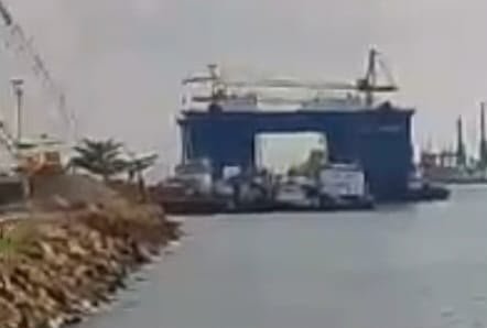 Perairan Batu Merah, Batam yang keruh diduga akibat kegiatan pendalaman alur di sekitar kawasan PT McDermott, membuat nelayan tidak bisa melaut, Agustus 2026.