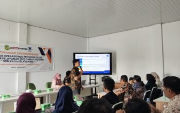 Ketua Tim Informasi Publik Diskominfo Medan Mhd. Ariq Luthfi Siregar berikan pembekalan PPID kepada operator SMP Negeri.