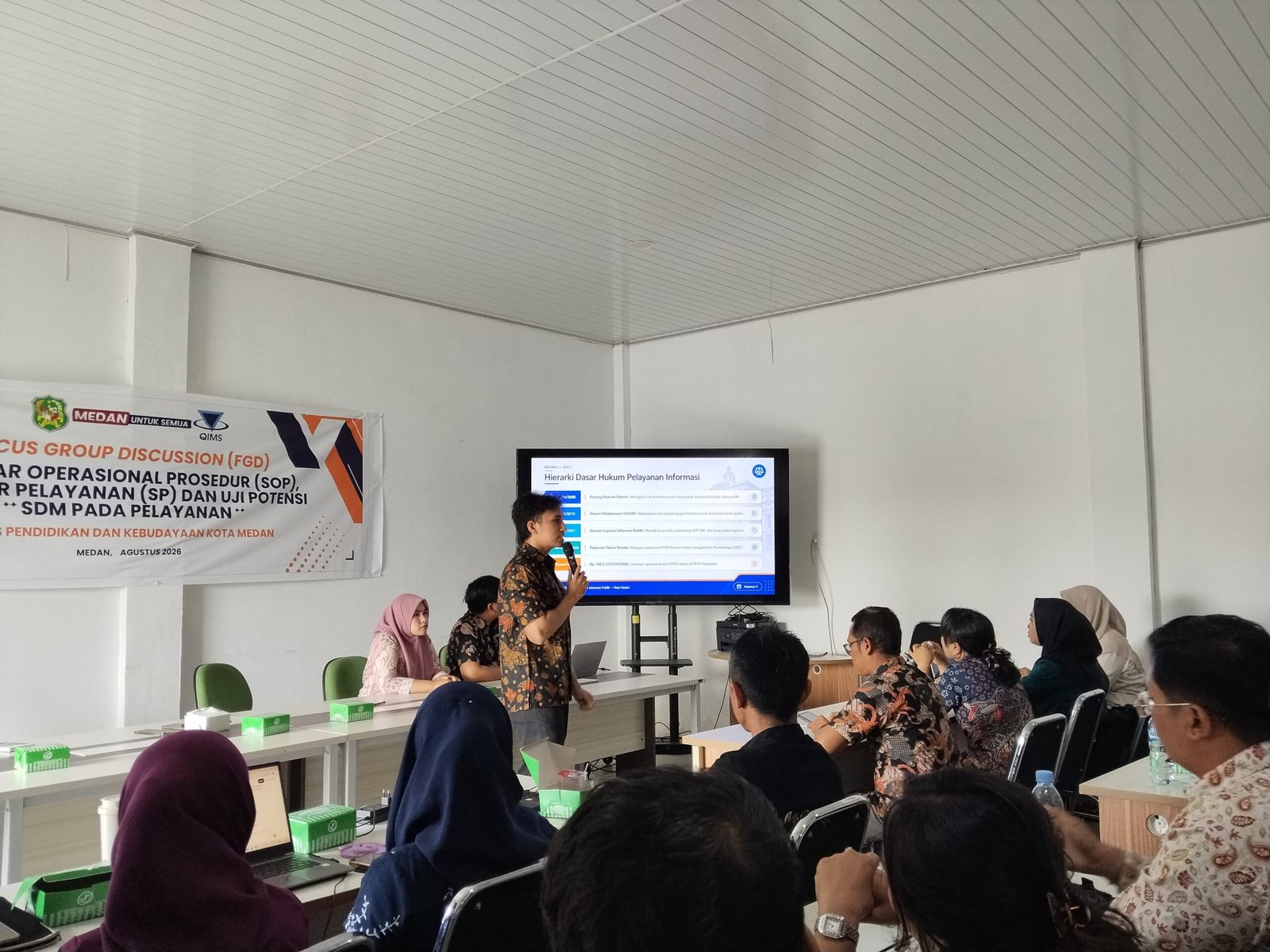 Ketua Tim Informasi Publik Diskominfo Medan Mhd. Ariq Luthfi Siregar berikan pembekalan PPID kepada operator SMP Negeri.