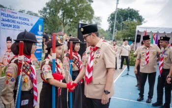 Wali Kota Medan Rico Tri Putra Bayu Waas melepas Kontingen Pramuka Kota Medan di Taman Cadika Medan, Senin (10/8/2026), sebelum berangkat ke Jamnas XII Cibubur.