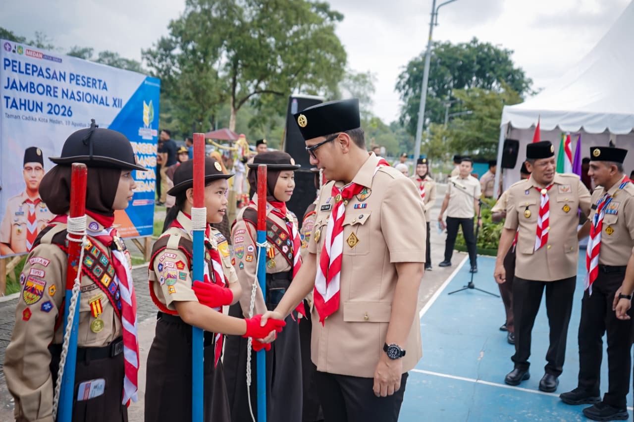 Wali Kota Medan Rico Tri Putra Bayu Waas melepas Kontingen Pramuka Kota Medan di Taman Cadika Medan, Senin (10/8/2026), sebelum berangkat ke Jamnas XII Cibubur.
