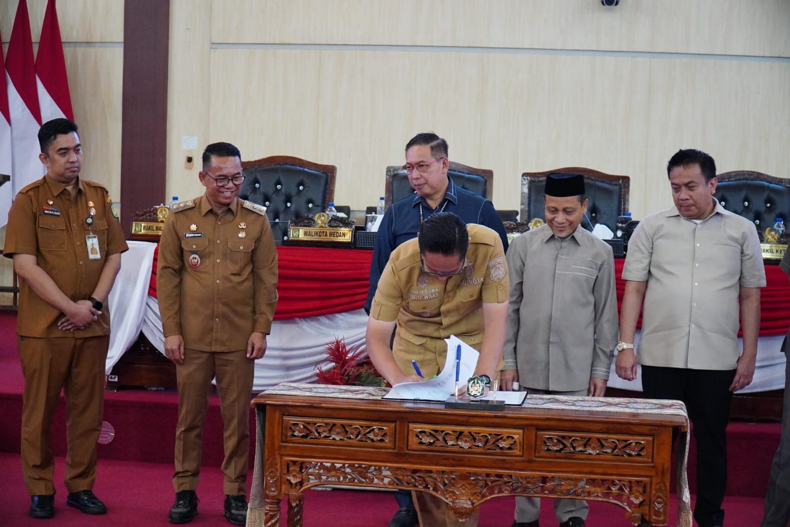 Rapat Paripurna penandatanganan Nota Kesepakatan KUA-PPAS Perubahan APBD 2026 dan RAPBD 2027 di Gedung DPRD Kota Medan, Selasa (18/8/2026). APBD Perubahan 2026 tembus Rp7,7 triliun, Wali Kota Rico Waas arahkan ke 6 prioritas pembangunan strategis.