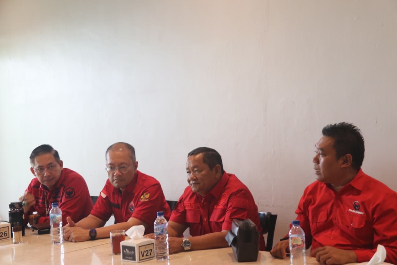 Kantor DPC PDI Perjuangan Samosir bukan sekadar gedung, melainkan rumah perjuangan pusat konsolidasi kader dan pelayanan rakyat. Hasto Kristiyanto serta jajaran DPP hadir peletakan batu pertama, lalu gelar silaturahmi kebangsaan bersama tokoh agama dan masyarakat.