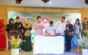 Wali Kota Medan Rico Waas menandatangani prasasti peresmian Gallery Mustika Deli di lantai III Mal Pelayanan Publik, Rabu (19/8/2026).