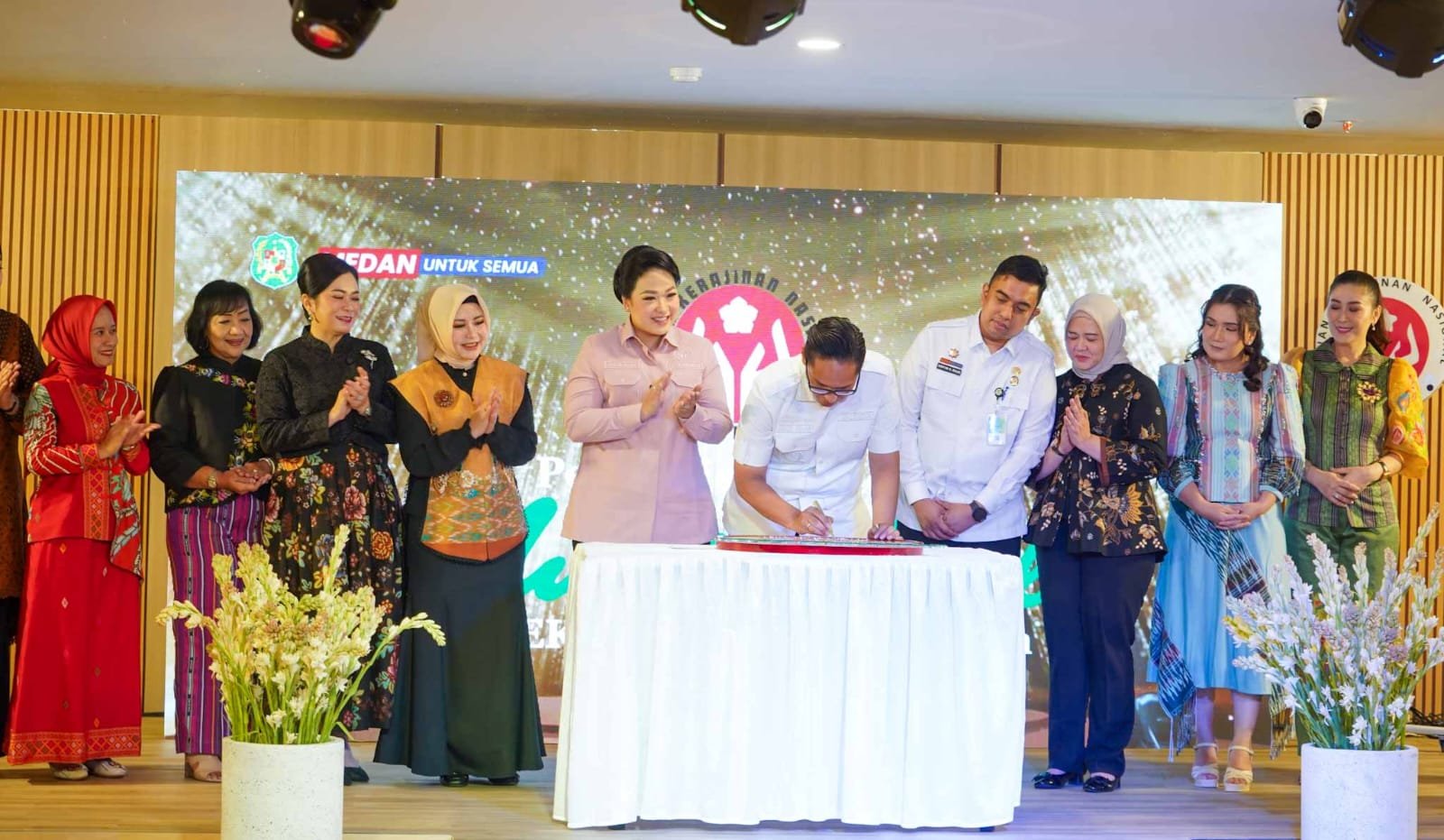 Wali Kota Medan Rico Waas menandatangani prasasti peresmian Gallery Mustika Deli di lantai III Mal Pelayanan Publik, Rabu (19/8/2026).