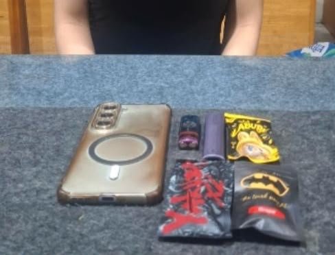 Barang bukti tiga buah Pod Getar bermerek Labubu, Yakuza, dan Batman serta pelaku pengedar narkoba yang diciduk Satresnarkoba Polrestabes Medan, Jumat (14/8/2026).