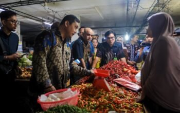 Asisten Perekonomian Citra Effendi Capah dan tim gabungan Pemko Medan saat sidak pantau harga di Pasar Petisah.