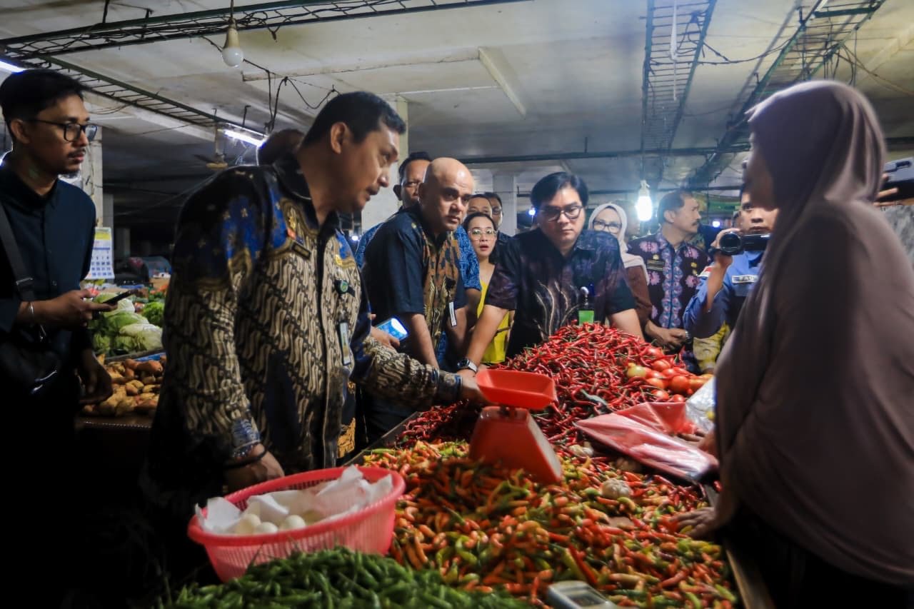 Asisten Perekonomian Citra Effendi Capah dan tim gabungan Pemko Medan saat sidak pantau harga di Pasar Petisah.