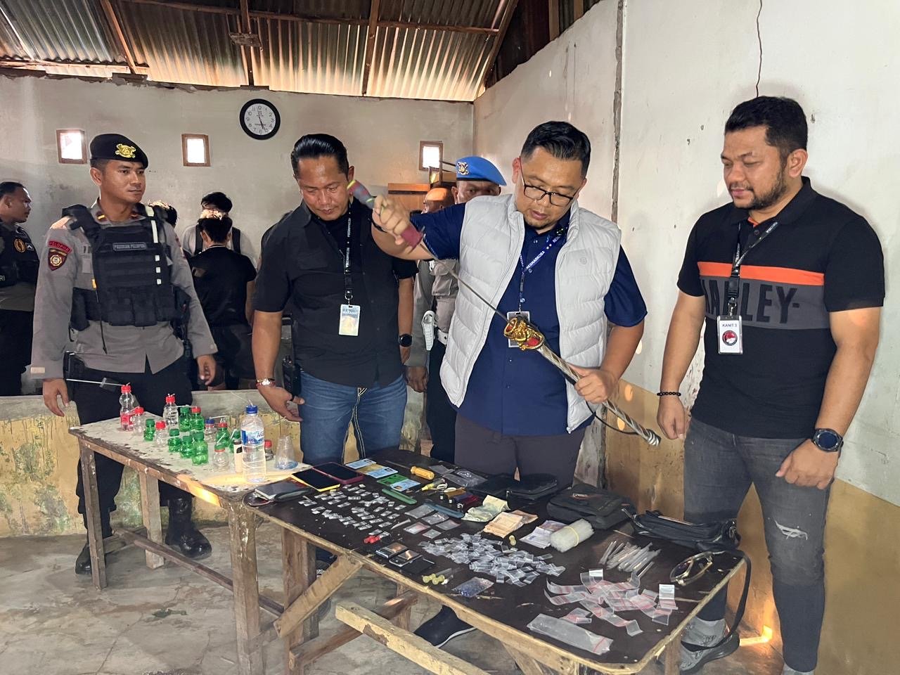 Satresnarkoba Polrestabes Medan mengamankan barang bukti dan menghancurkan rumah yang dijadikan sarang narkoba di Jalan PWI Gang Gitar 6, Percut Sei Tuan, Deli Serdang, 26 Agustus 2026.
