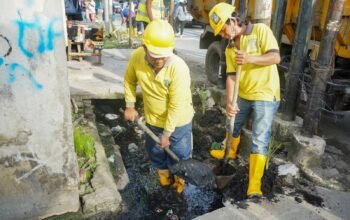 Gotong royong pembersihan parit di Jalan Taduan, Kelurahan Sidorejo, Medan Tembung, Sabtu (8/8/2026), atas arahan Wali Kota Medan Rico Tri Putra Bayu Waas.