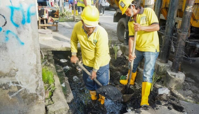 Rico Waas Kerahkan Jajaran Bersihkan Parit Jalan Taduan, Pemasangan U-ditch Mulai 2027