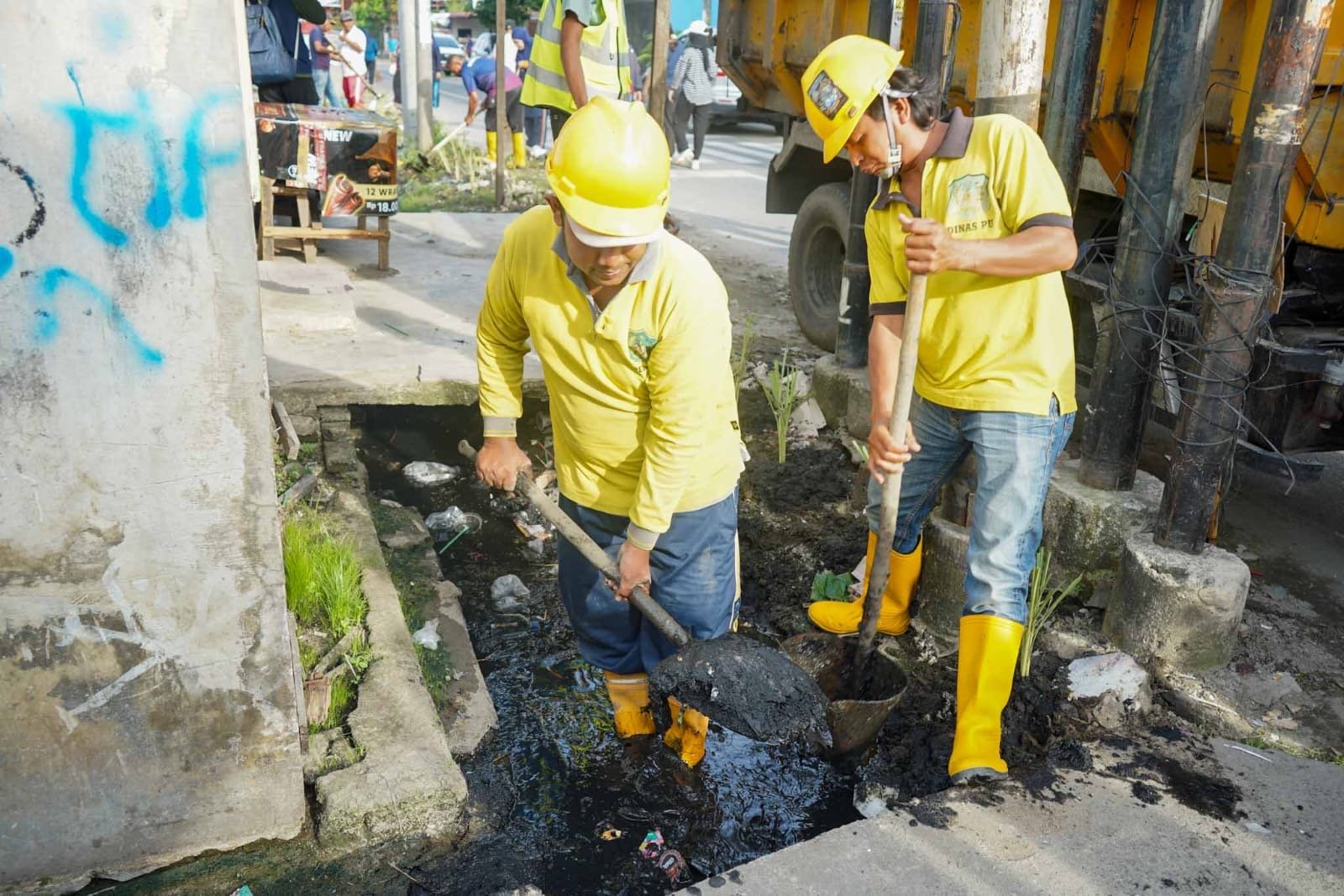 Gotong royong pembersihan parit di Jalan Taduan, Kelurahan Sidorejo, Medan Tembung, Sabtu (8/8/2026), atas arahan Wali Kota Medan Rico Tri Putra Bayu Waas.