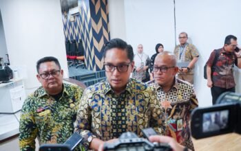 Wali Kota Medan Rico Waas dalam konferensi pers terkait program MBG menegaskan: program ini tidak hanya penuhi gizi anak, tetapi juga dorong ekonomi warga. SPPG wajib serap produk lokal dan tenaga kerja sekitar. Stok pangan dipantau harian, Pemko dan BGN berkoordinasi selesaikan kendala bersama.
