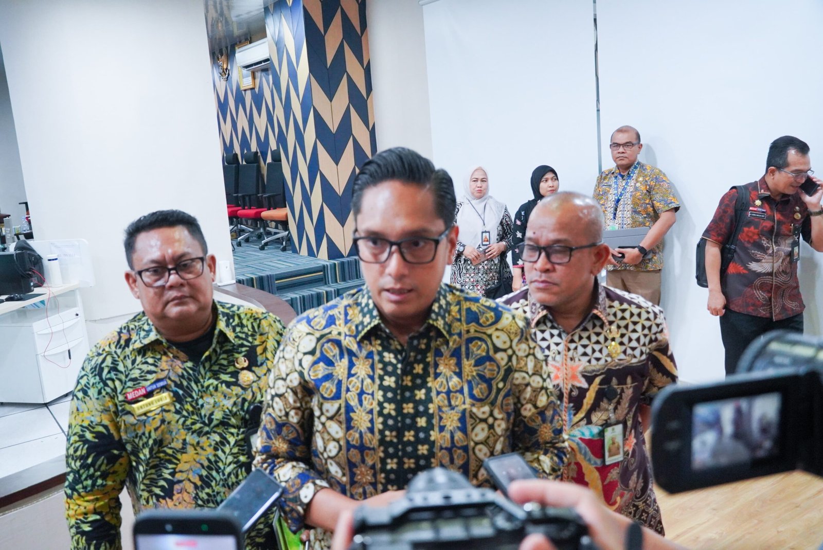 Wali Kota Medan Rico Waas dalam konferensi pers terkait program MBG menegaskan: program ini tidak hanya penuhi gizi anak, tetapi juga dorong ekonomi warga. SPPG wajib serap produk lokal dan tenaga kerja sekitar. Stok pangan dipantau harian, Pemko dan BGN berkoordinasi selesaikan kendala bersama.