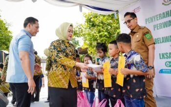 Wali Kota Medan Rico Tri Putra Bayu Waas saat penyerahan penetapan perwalian anak dari Kejaksaan Negeri Belawan kepada LKSA Elshadai di Medan Labuhan, Selasa (11/8/2026).