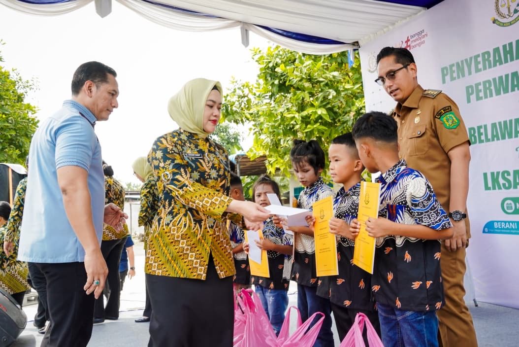 Wali Kota Medan Rico Tri Putra Bayu Waas saat penyerahan penetapan perwalian anak dari Kejaksaan Negeri Belawan kepada LKSA Elshadai di Medan Labuhan, Selasa (11/8/2026).