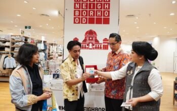 Wali Kota Medan Rico Waas dan Airin Rico Waas bersama perwakilan Uniqlo menampilkan produk UMKM Medan di showcase Uniqlo Delipark Mall