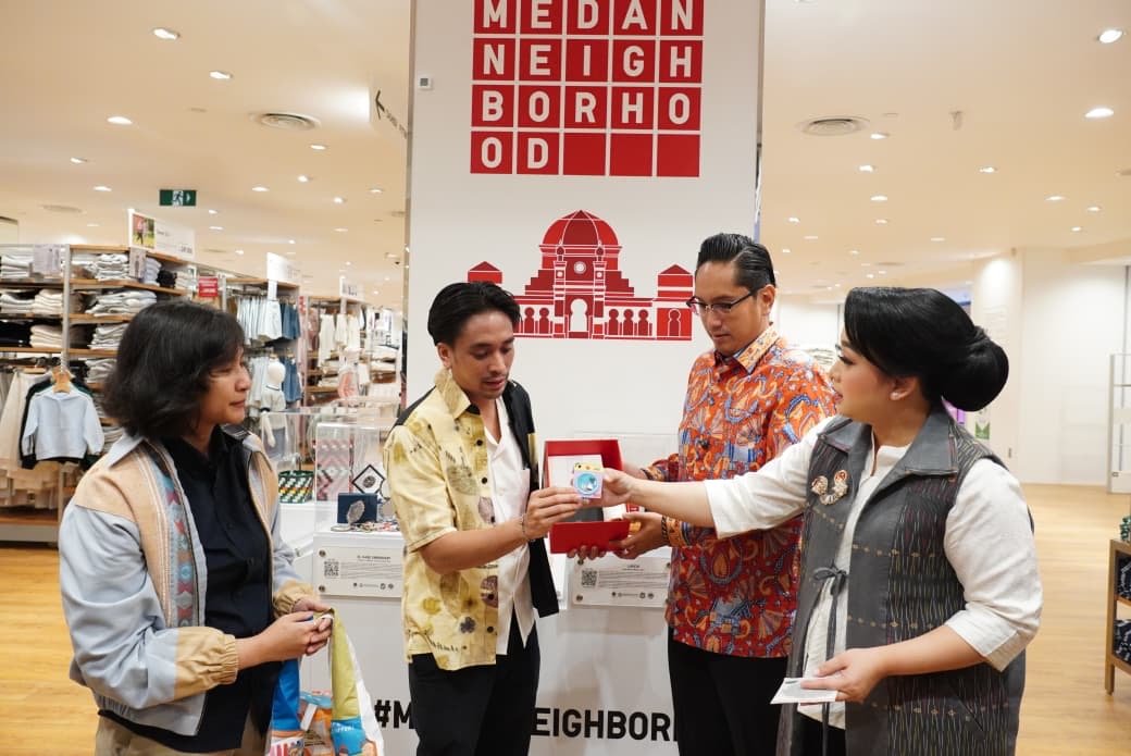 Wali Kota Medan Rico Waas dan Airin Rico Waas bersama perwakilan Uniqlo menampilkan produk UMKM Medan di showcase Uniqlo Delipark Mall