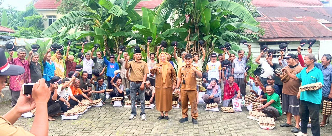 M. Arif Tanjung bersama para abang becak dayung saat konvoi pawai kemerdekaan dan pembagian sembako dalam semarak HUT RI ke-81 di Medan, Selasa (18/8/2026).