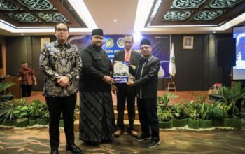 Rico Waas menyerahkan rekomendasi pendirian rumah ibadah dalam kegiatan FKUB Kota Medan
