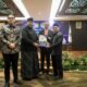 Rico Waas menyerahkan rekomendasi pendirian rumah ibadah dalam kegiatan FKUB Kota Medan