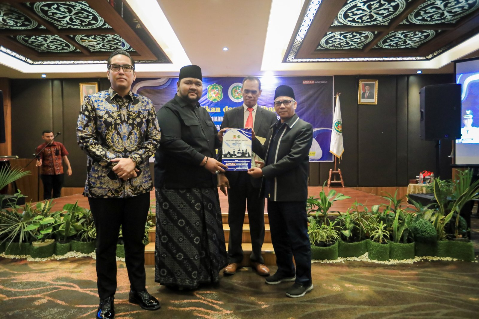 Rico Waas menyerahkan rekomendasi pendirian rumah ibadah dalam kegiatan FKUB Kota Medan