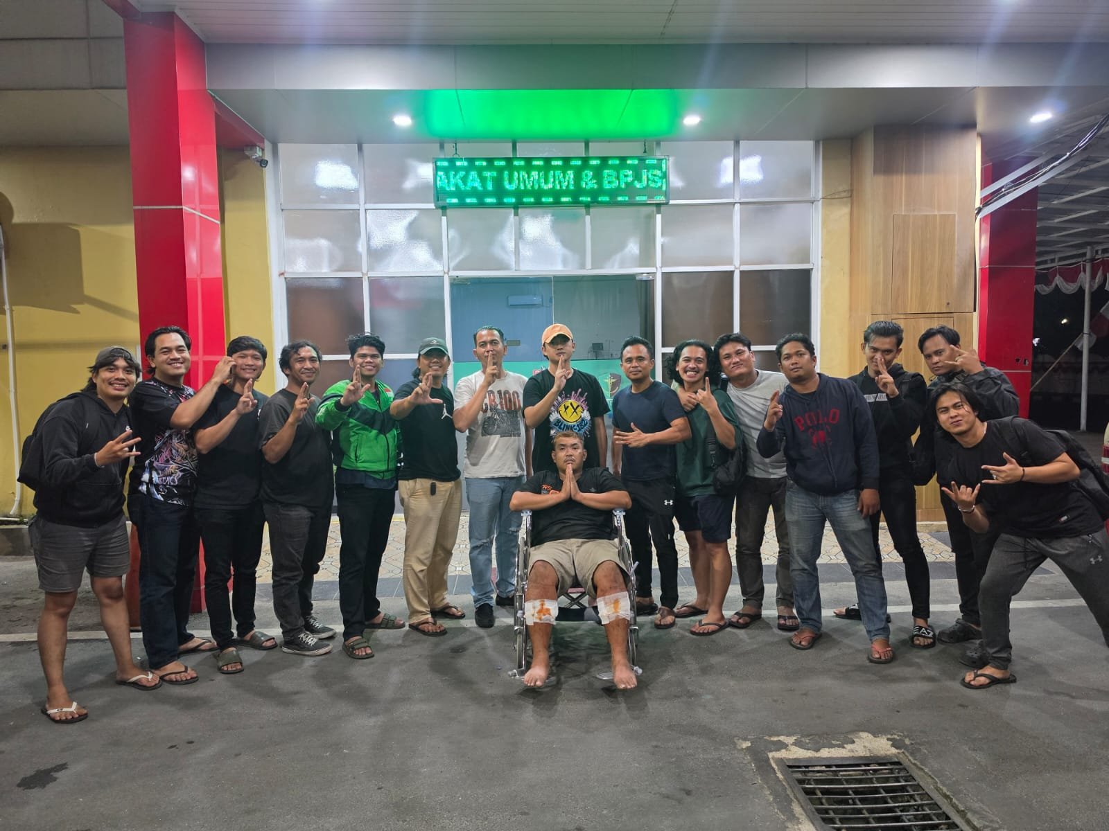 Pelaku M Arif Matondang didampingi Kasat Reskrim Polrestabes Medan AKBP Adrian Risky Lubis saat penyerahan tersangka.