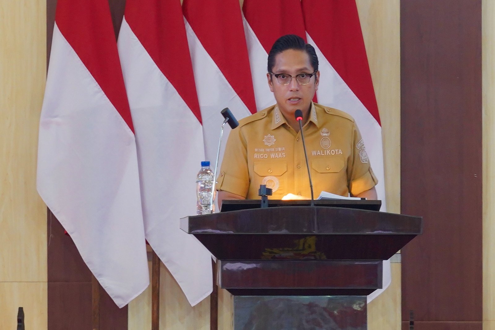 Rico Waas menyampaikan tanggapan terkait Ranperda Pajak dan Retribusi Daerah dalam rapat paripurna DPRD Medan.