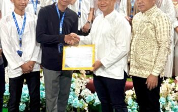 Muhammad Sofyan dan Muhammad Edison Ginting menyerahkan hadiah kepada pemenang lomba Maulid Nabi di Masjid Al Ikhlas Medan.