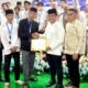 Muhammad Sofyan dan Muhammad Edison Ginting menyerahkan hadiah kepada pemenang lomba Maulid Nabi di Masjid Al Ikhlas Medan.