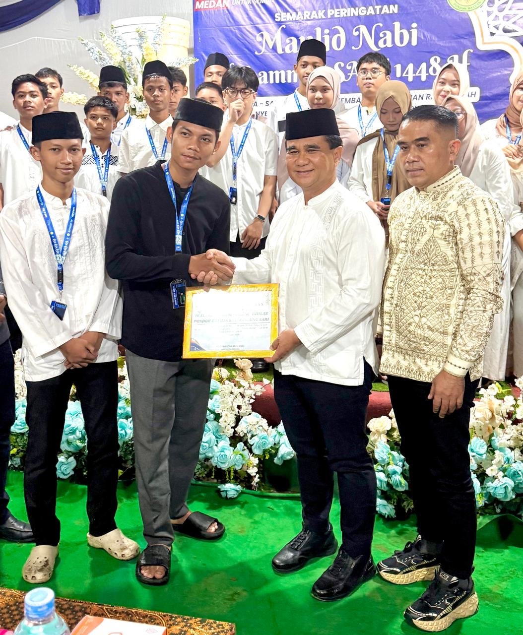 Muhammad Sofyan dan Muhammad Edison Ginting menyerahkan hadiah kepada pemenang lomba Maulid Nabi di Masjid Al Ikhlas Medan.