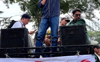 Direktur PBG Watch Renaldo Diaz Simbolon menyampaikan pernyataan pers mendesak pembongkaran bangunan ilegal milik Pintor Sitorus.
