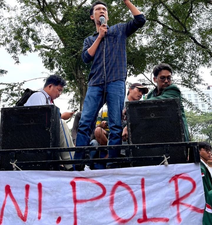 Direktur PBG Watch Renaldo Diaz Simbolon menyampaikan pernyataan pers mendesak pembongkaran bangunan ilegal milik Pintor Sitorus.