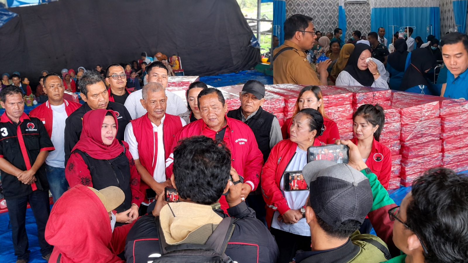 Siswa MTsN 2 Kisaran mendapat penanganan medis setelah mengalami gangguan kesehatan usai mengonsumsi makanan MBG.