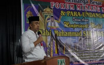 Pj Sekda Medan Erfin Fahrurrazi membacakan sambutan Wali Kota Rico Waas pada peringatan Maulid Nabi bersama Forum Minang Sati.