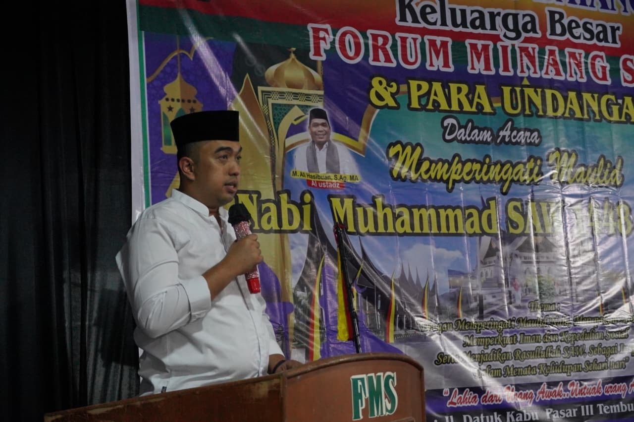 Pj Sekda Medan Erfin Fahrurrazi membacakan sambutan Wali Kota Rico Waas pada peringatan Maulid Nabi bersama Forum Minang Sati.