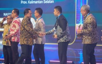 Pj Sekda Medan Erfin Fachrurrazi mewakili Wali Kota Rico Waas menerima penghargaan TP2DD terbaik.