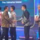 Pj Sekda Medan Erfin Fachrurrazi mewakili Wali Kota Rico Waas menerima penghargaan TP2DD terbaik.