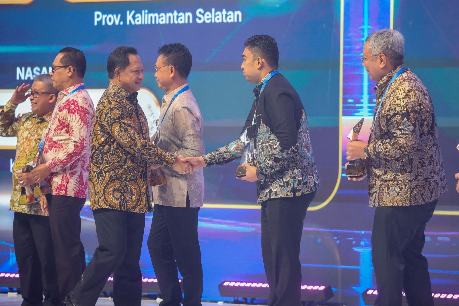 Pj Sekda Medan Erfin Fachrurrazi mewakili Wali Kota Rico Waas menerima penghargaan TP2DD terbaik.