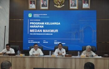 Pj Sekda Kota Medan Erfin Fahrurrazi memimpin rapat PKH Medan Makmur di Balai Kota Medan