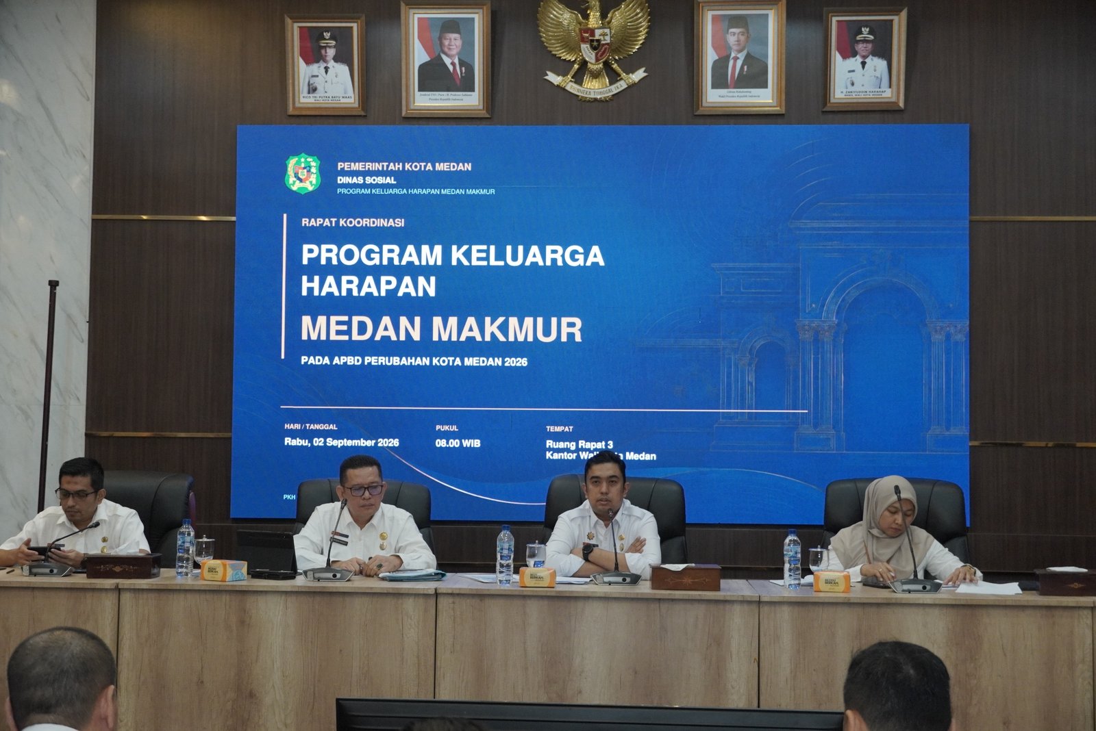 Pj Sekda Kota Medan Erfin Fahrurrazi memimpin rapat PKH Medan Makmur di Balai Kota Medan