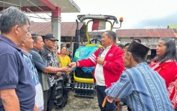 Rapidin Simbolon menyerahkan bantuan traktor roda empat kepada Kelompok Tani Maju Karina di Parlilitan
