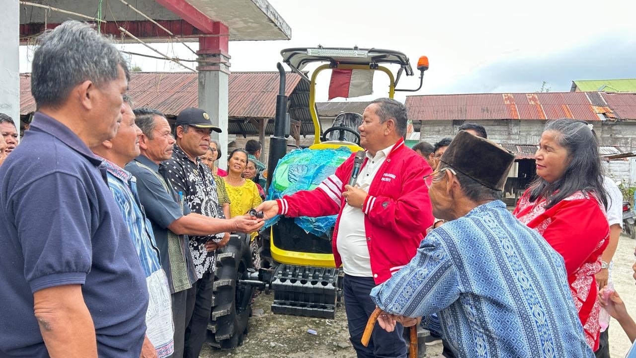 Rapidin Simbolon menyerahkan bantuan traktor roda empat kepada Kelompok Tani Maju Karina di Parlilitan