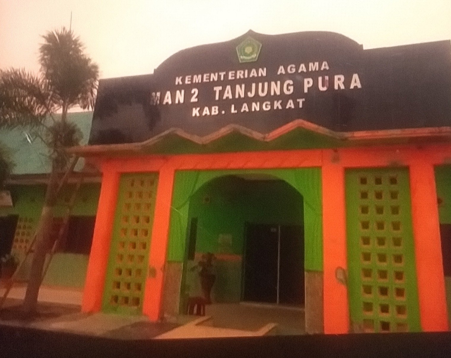Gedung MAN 2 Tanjung Pura yang menjadi sorotan terkait dugaan pungutan Rp75 ribu per siswa