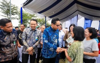 Rico Waas menyerahkan jaminan BPJS Ketenagakerjaan kepada pemulung TPA Terjun